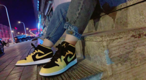 Alternative view of Giày Nike Air Jordan 1 Retro Mid GS 'Reverse New Love' 554725-071