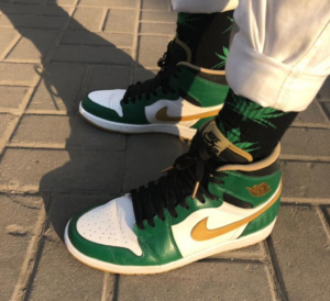 Alternative view of Giày Nike Air Jordan 1 Retro High OG 'Celtics' 555088-315