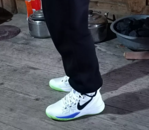 Alternative view of Giày Nike Kyrie Flytrap 2 GS 'White Lime Blast' AQ3412-153