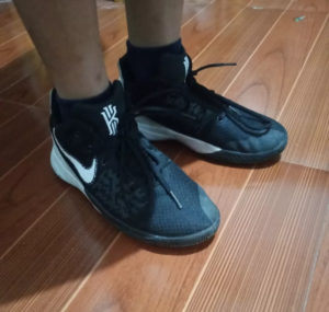 Alternative view of Giày Nike Kyrie Flytrap 2 GS 'Black White' AQ3412-001