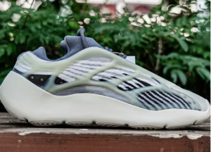 Giay Adidas Yeezy 700 V3 'Fade Salt' ID1674
