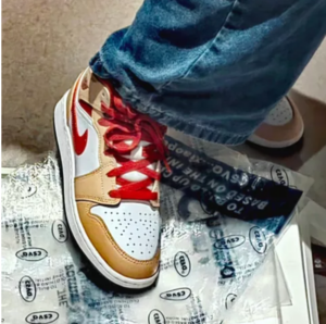 Giay Nike Air Jordan 1 Mid 'Light Curry Cardinal' 554725-201