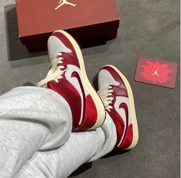 Giày Nike Air Jordan 1 Mid SE 'Tiki Leaf Team Red' DZ2820-601 - Hình ảnh 2