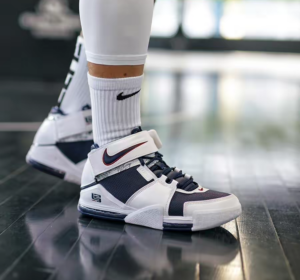 Giay Nike Zoom LeBron 2 Retro 'USA' 2022 DR0826-100