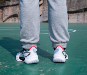 Giay Lining Ultra Light 2022 V2 'White' ABAT029-1