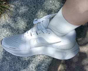 Giay Nike Air Zoom Vomero 16 'White Metallic Silver' DA7698-100