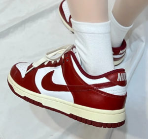 Giay Nike Dunk Low Premium 'Vintage Red' FJ4555-100