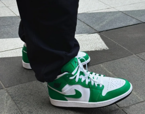 Giay Nike Air Jordan 1 Mid 'Lucky Green' DQ8426-301