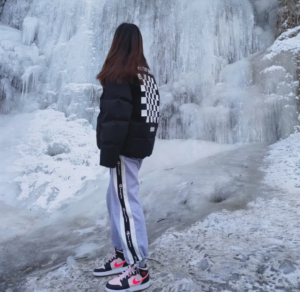 Giay Nike Air Jordan 1 Mid GS 'Black Pink Crimson' 554725-604