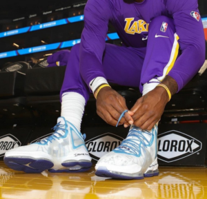 Giay Nike LeBron 19 'Space Jam' DC9338-100