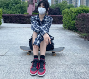 Alternative view of Giày Nike Air Jordan 1 Low GS 'Reverse Bred' 553560-605