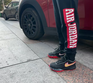 Giay Nike LeBron 20 GS 'Trinity' DQ8651-001