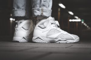 Alternative view of Giày Nike Air Jordan 7 Retro 'Pure Platinum' 304775-120