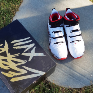 Alternative view of Giày Nike LeBron 17 'LeBron 4 Graffiti' CT6047-100