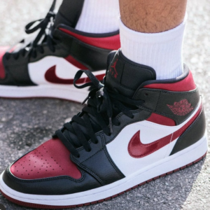 Alternative view of Giày Nike Air Jordan 1 Mid 'Bred Toe' 554725-066