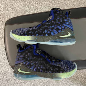 Alternative view of Giày Nike LeBron 17 GS 'Constellations' BQ5594-407
