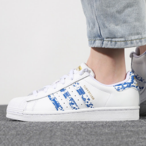 Alternative view of Giày Adidas Superstar 'White Blue Splatter' FY7713