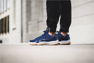 Alternative view of Giày Nike Air Jordan 11 GS Retro Low 'Navy Gum' 528896-405
