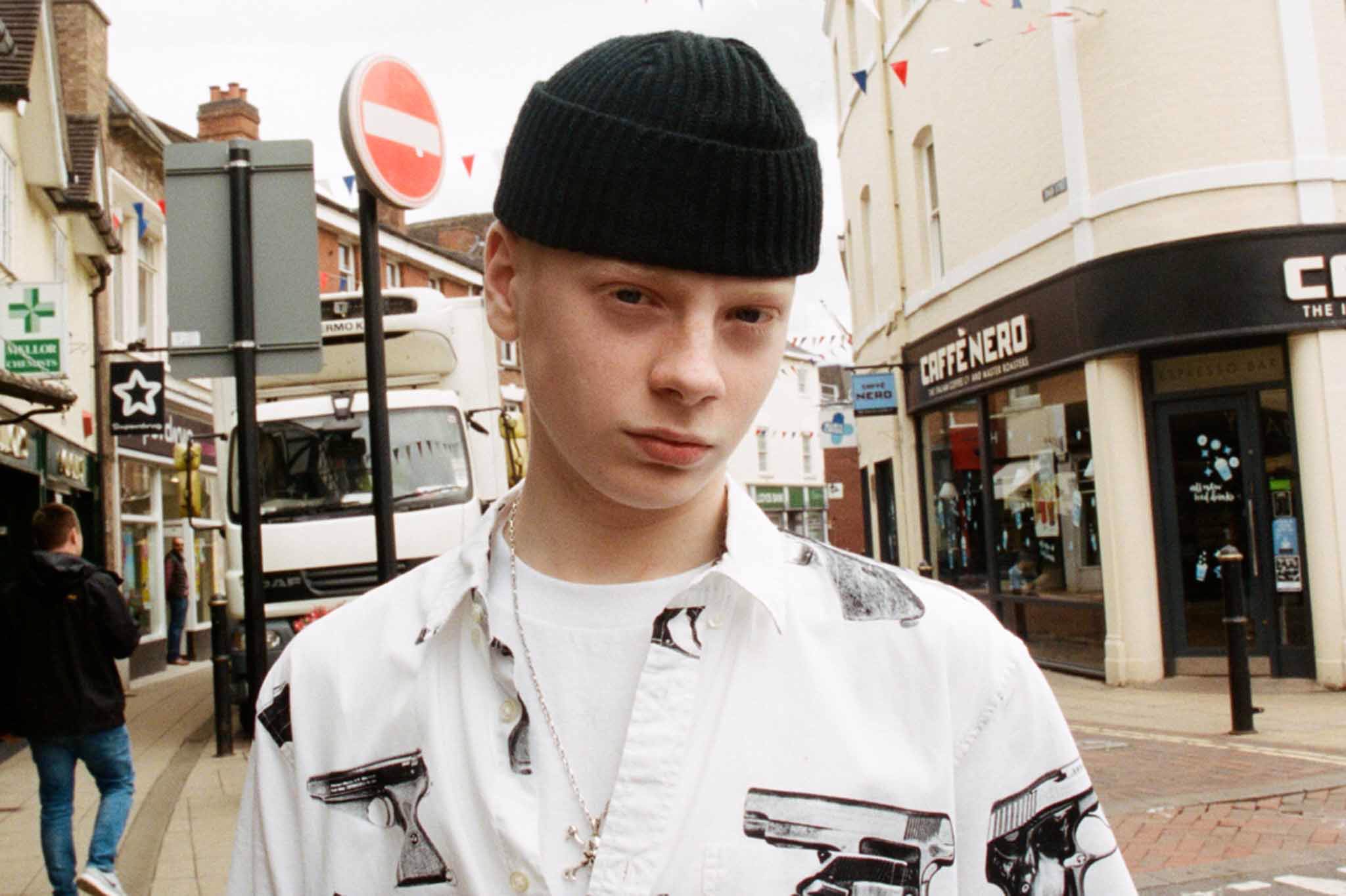 sole-mates:-leo-mandella-va-doi-giay-converse-one-star