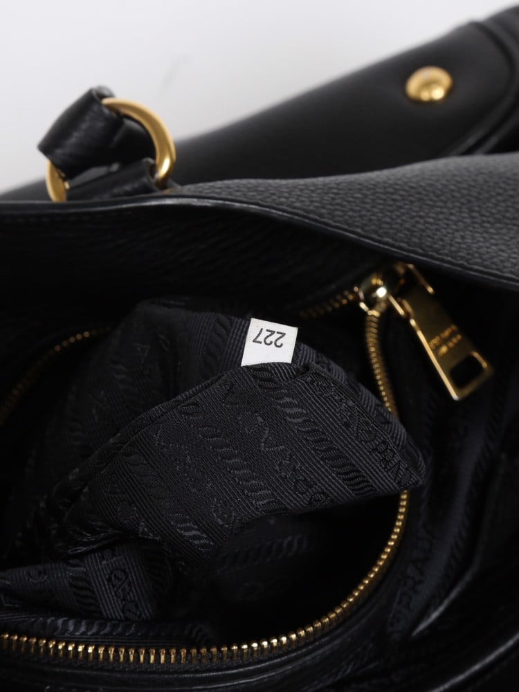 Cách xác thực một chiếc túi Prada chính hãng AuthenticShoes