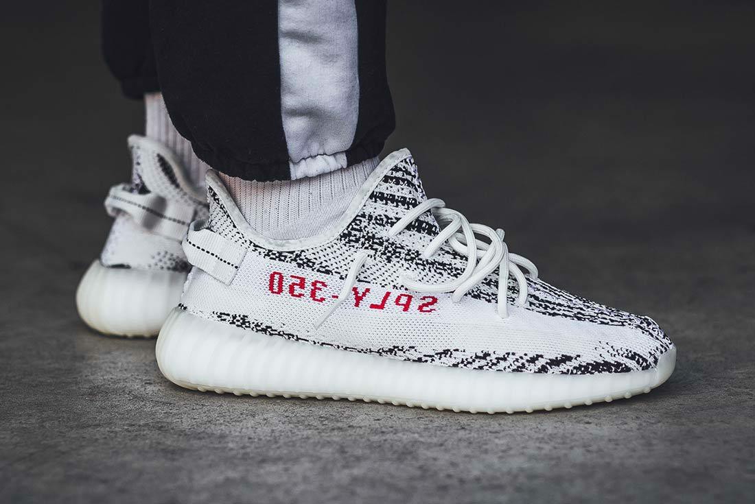 Review Giày: Adidas Yeezy Boost 350 V2 Zebra - Authentic-Shoes