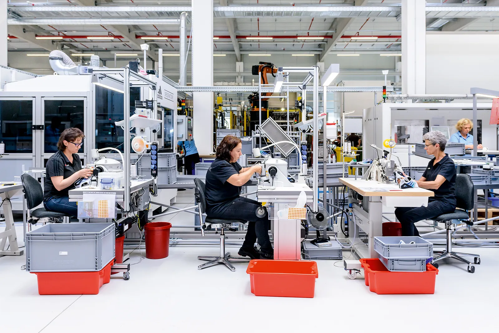 Hinh anh 8: Giay Adidas duoc san xuat o dau? He thong phan xuong cua hang