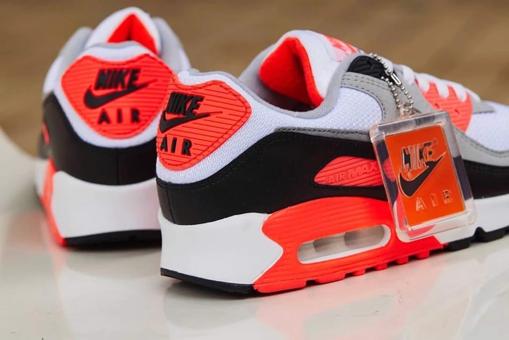 Cận cảnh phiên bản siêu đẹp 2020 của Air Max 90 ‘Infrared’ Hinh anh 3: Can canh phien ban sieu dep 2020 cua Air Max 90 ‘Infrared’