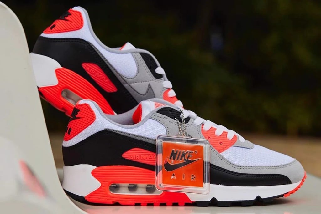Cận cảnh phiên bản siêu đẹp 2020 của Air Max 90 ‘Infrared’ Hinh anh 4: Can canh phien ban sieu dep 2020 cua Air Max 90 ‘Infrared’