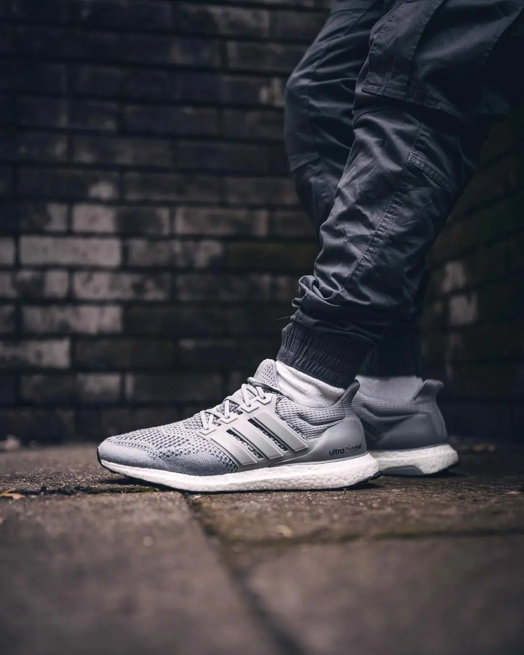 Ultraboost 1.0 tro lai coi nguon voi phoi mau xam kinh dien