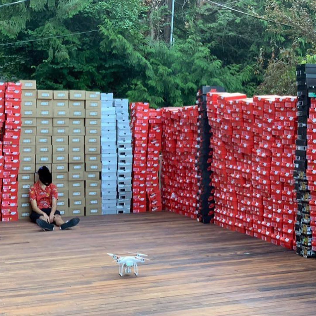 pho-chu-tich-nike-ann-hebert-da-tu-chuc-sau-cau-chuyen-ve-viec-kinh-doanh-ban-lai-giay-cua-con-trai-co