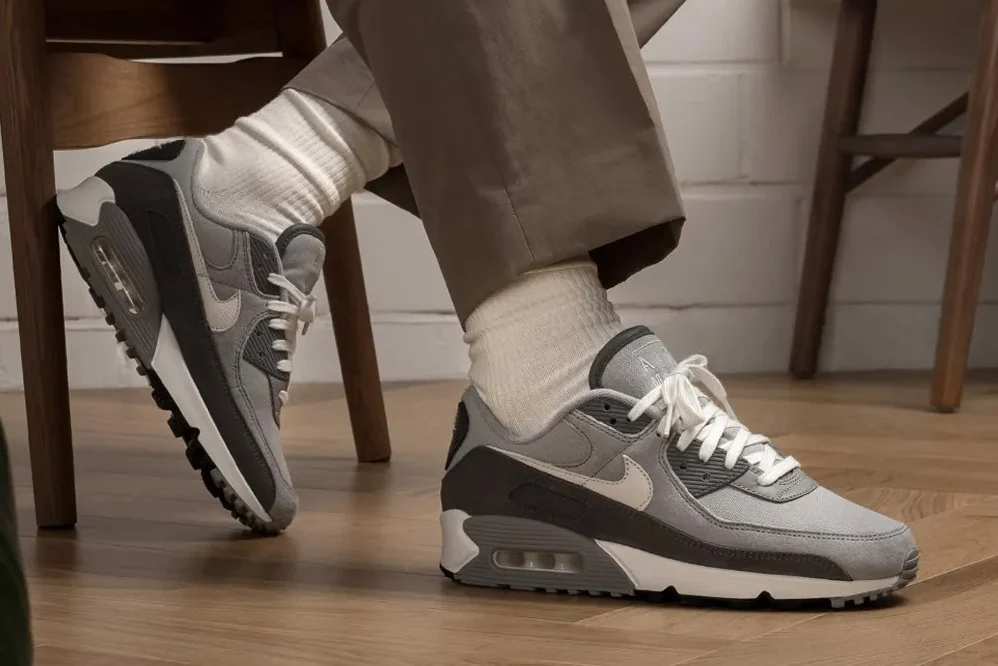air-max-90-da-thuc-su-tro-nen-cao-cap-vuot-bac-voi-hai-phoi-mau-moi?