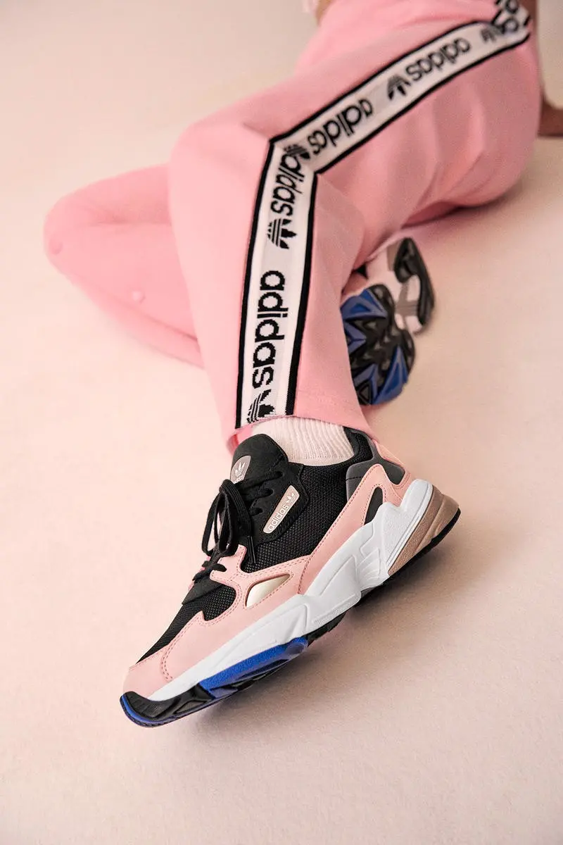 Doi giay dau tien cua Adidas Falcon voi Kylie lam dai su thuong hieu chua bao gio het hot