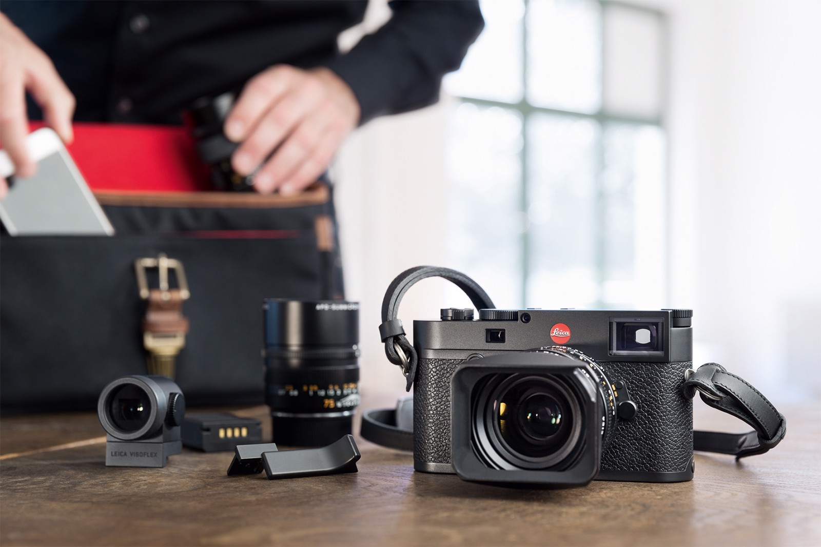 vans-hop-tac-cung-barbee-va-leica-trong-bst-capturing-the-journey