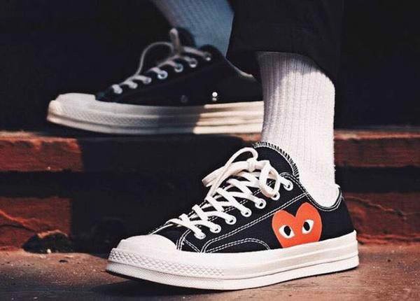 Hinh anh 1: Review giay: Comme des Garcons Play x Chuck 70 Low 'Black White'