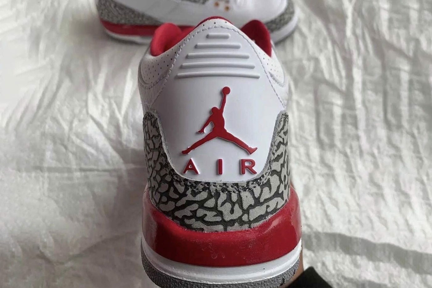 nhung-hinh-anh-dau-tien-ve-phien-ban-air-jordan-3-cardinal-red