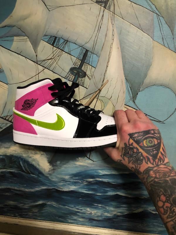 Jordan 1 Mid SE "White/Cyber/Active Fuchsia" Khi hồng là dành cho nam giới! Hinh anh 2: Jordan 1 Mid SE "White/Cyber/Active Fuchsia" Khi hong la danh cho nam gioi!