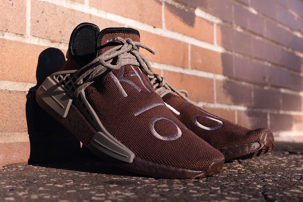 Những hình ảnh chi tiết về bản collab PHARRELL x ADIDAS  NMD HU  “AUBURN/SIMPLE BROWN”