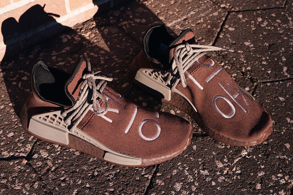 Những hình ảnh chi tiết về bản collab PHARRELL x ADIDAS  NMD HU  “AUBURN/SIMPLE BROWN”