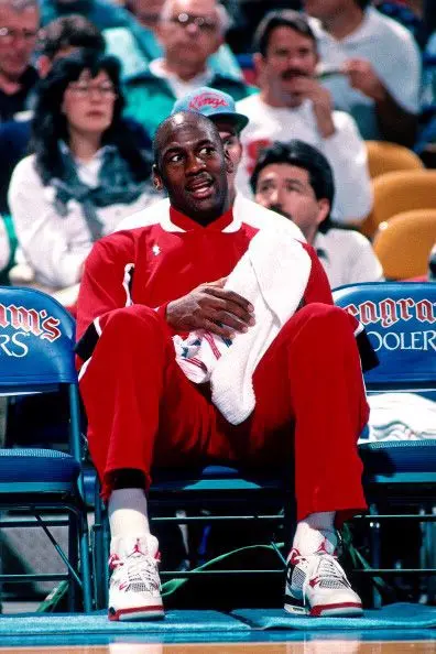 [Goc Look Back] ve mau giay bieu tuong huyen thoai trong gioi Sneakerhead toan the gioi - Air Jordan 4
