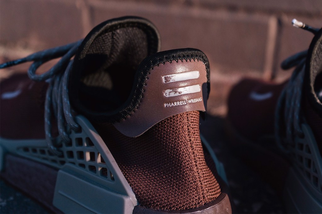 Những hình ảnh chi tiết về bản collab PHARRELL x ADIDAS  NMD HU  “AUBURN/SIMPLE BROWN”