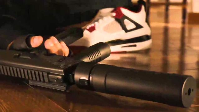 Giày pha lê của Lọ Lem và 10 mẫu Sneaker cực kì nổi tiếng trong phim ảnh