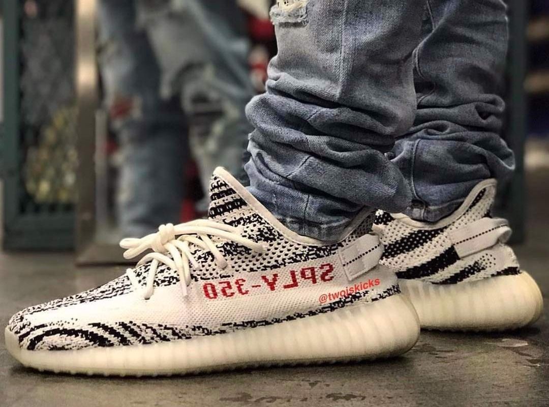 Review Giày: Adidas Yeezy Boost 350 V2 Zebra - Authentic-Shoes