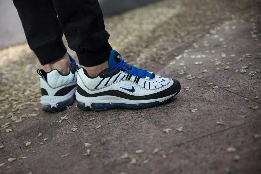 nike-air-max-98-dua-con-bi-bo-roi