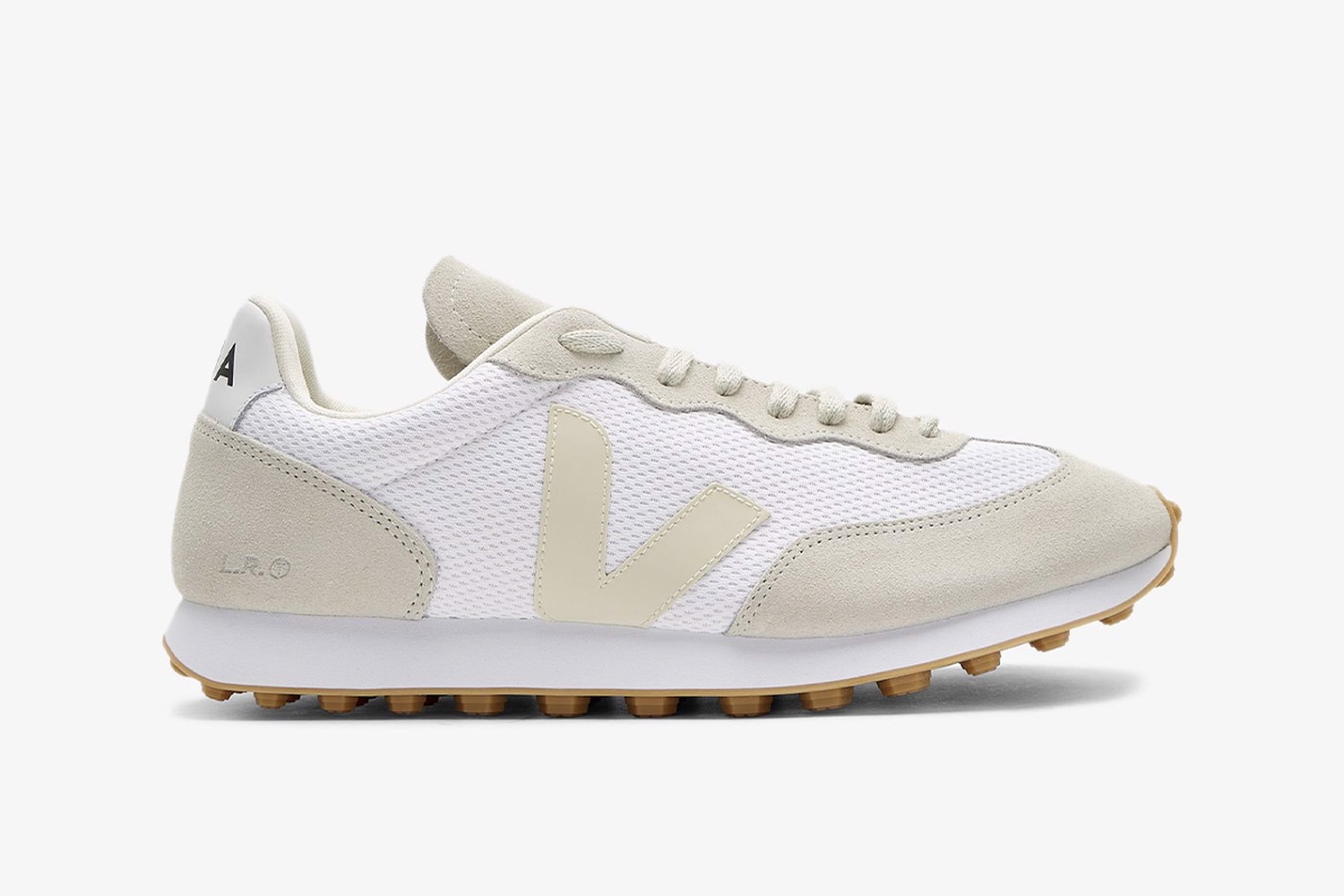 top-nhung-doi-giay-sneaker-de-cao-su-tot-nhat-ban-nen-so-huu-ngay