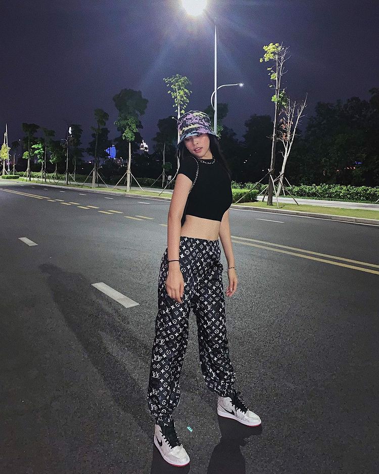 top-5-sao-nu-vbiz-so-huu-nhung-bo-suu-tap-sneakers-co-gia-tri-khung