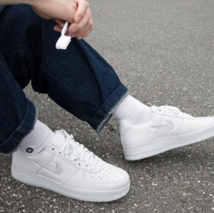 Giay Nike Air Force 1 Low '07 Retro Jewel Swoosh 'Triple White' FN5924-100