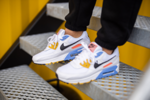 Alternative view of Giày Nike Wmns Air Max 90 'Solar Flare' CZ3950-100