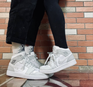 Alternative view of Giày Nike Air Jordan 1 Mid SE GS 'Swoosh Logo Grey Camo' DD3235-100