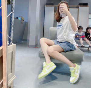 Alternative view of Giày Nike Air Jordan 1 Low 'Limelight' DH9619-103