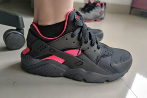 Alternative view of Giày Nike Air Huarache 'Coral Black' 318429-055